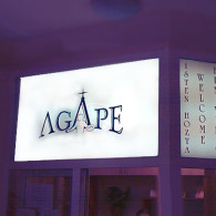 Caseta luminoasa cu tuburi clasice in interior.