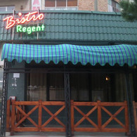 Litere din tabla pe care au fost montate tuburi modelate pe centrul literelor