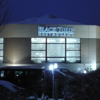 Firma exterioara realizata din litere si element figurativ din aluminiu, cu tub de neon modelat amplasat in spatele literelor (efect halou).