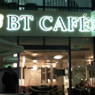 Firma este realizata sub forma unei casete din dibond decupat iar literele sunt realizate din sitplex decupat si sunt atasate pe fata casetei.