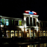 Firma cu litere din tabla galvanizata si cu tub de neon modelat aplicat pe contur. Firma este amplasata deasupra cladirii.