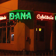 Firma exterioara cu litere si semn de tabla galvanizata si vopsita, avand tub de neon modelat pe fata.