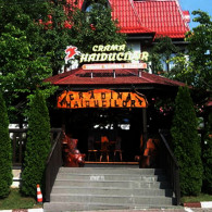 Litere din tabla zincata vopsita pe fata carora a fost montat tubul de neon modelat.