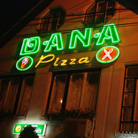 Litere din tabla zincata vopsita cu tuburi de neon modelat pe conturul literelor (DANA) si pe mijlocul lor (Pizza).
