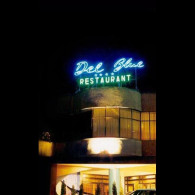 Litere tabla zincata montate pe rama pe acoperisul cladirii