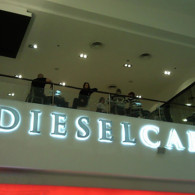 Litere individuale din stiplex cu iluminare de tip halou.