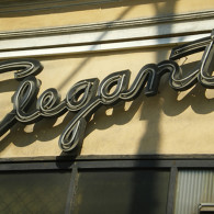 Suport special prismatic din tabla zincata cu tub de neon modelat in focusul prismei.