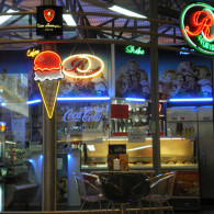 Semne de interior din tub de neon modelat amplasat pe suporturi de komatex.