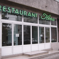 Reclama luminoasa compusa din litere individuale din tabla vopsita cu neon modelat pe mijlocul literelor.