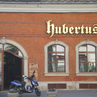 Litere individuale din alama cu iluminare de tip halou.