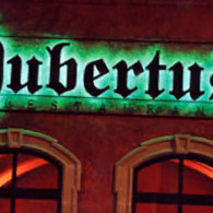 Litere individuale din alama cu iluminare de tip halou.