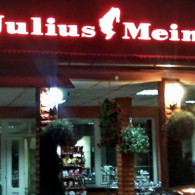 Litere casetate iluminate din interior cu tub de neon modelat.