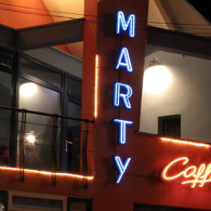 Litere din tabla galvanizata vopsita, cu tub de neon modelat mplasat pe fata literelor.