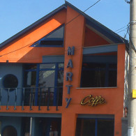 Litere din tabla vopsita cu tuburi de neon modelat pe fata literelor.