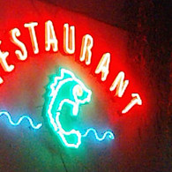 Litere din tabla zincata si figurativ cu tub de neon modelat pe fata.