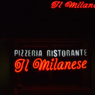 Litere individuale din tabla vopsita, cu tubul de neon modelat amplasat pe fata literelor.