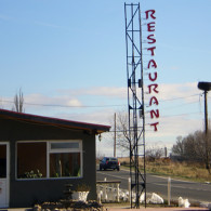 Litere individuale din tabla vopsita cu tubul de neon modelat amplasat pe cantul acestora.