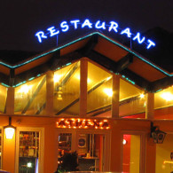 Litere din tabla galvanizata si vopsita, cu tub de neon modelat pe centrul literelor.