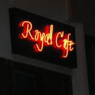 Litere din tub de neon modelat montat pe suport din komatex.