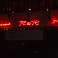 Litere individuale din tabla cu tubul de neon modelat amplasat pe fata literelor.