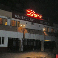 Litere din tabla cu tubul de neon modelat plasat central pe fata literelor.