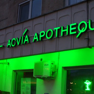 Litere tridimensionale cu fata din plexiglas iluminate din interior cu tub de neon modelat.